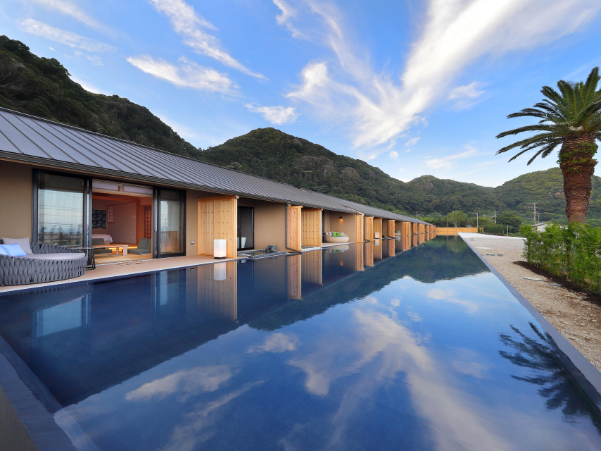 客室前には水盤が