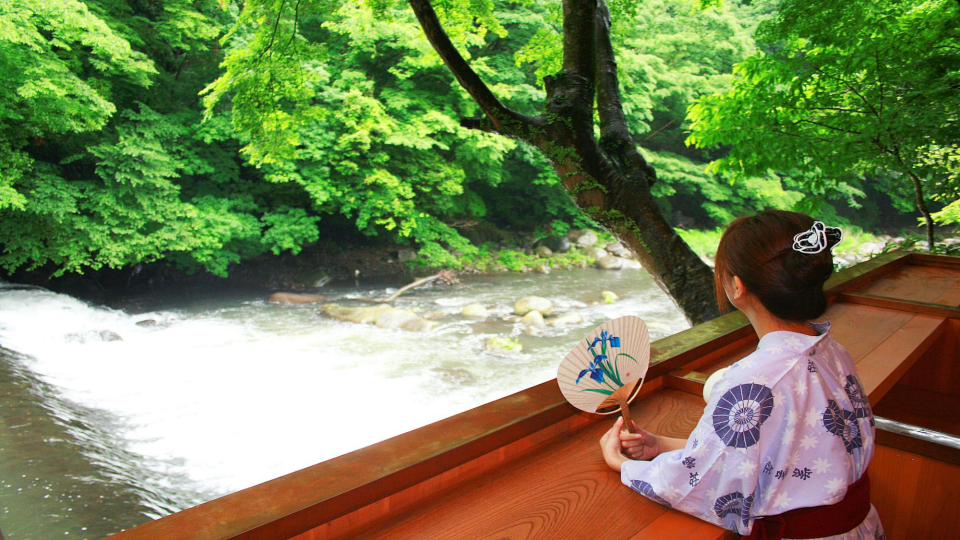 マイナスイオンたっぷりの渓流沿いのテラス