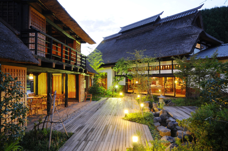 かやぶきの本陣・中庭（夕景）