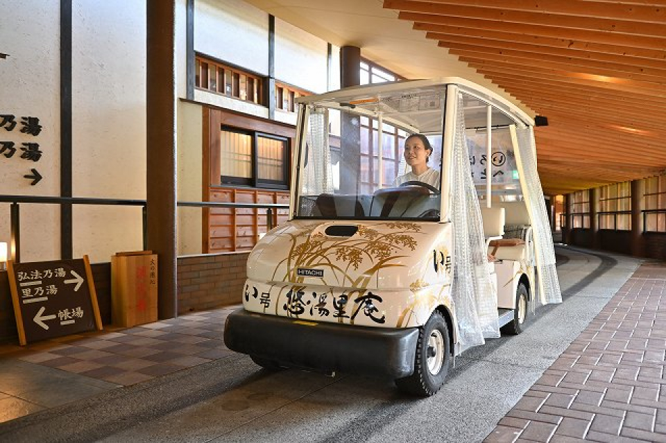 広い館内の移動に電動カート