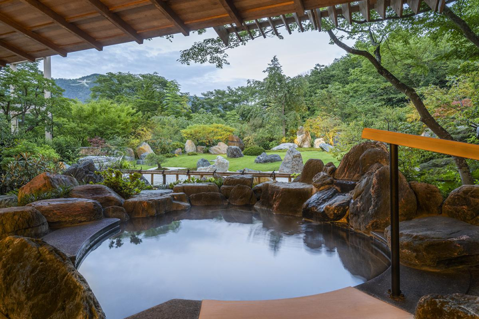 別邸の露天風呂から望む、枯山水のお庭です