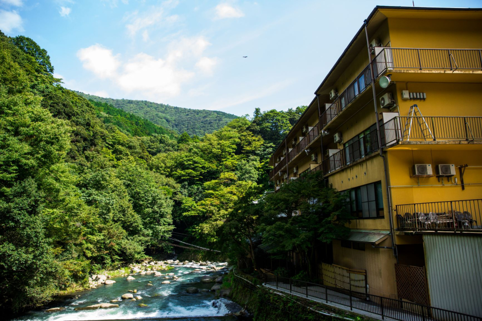 渓流に面した旅館です