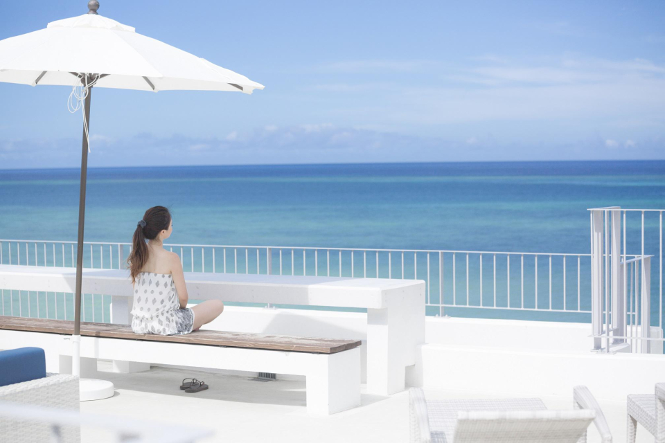海と夕陽と星空の展望デッキ
